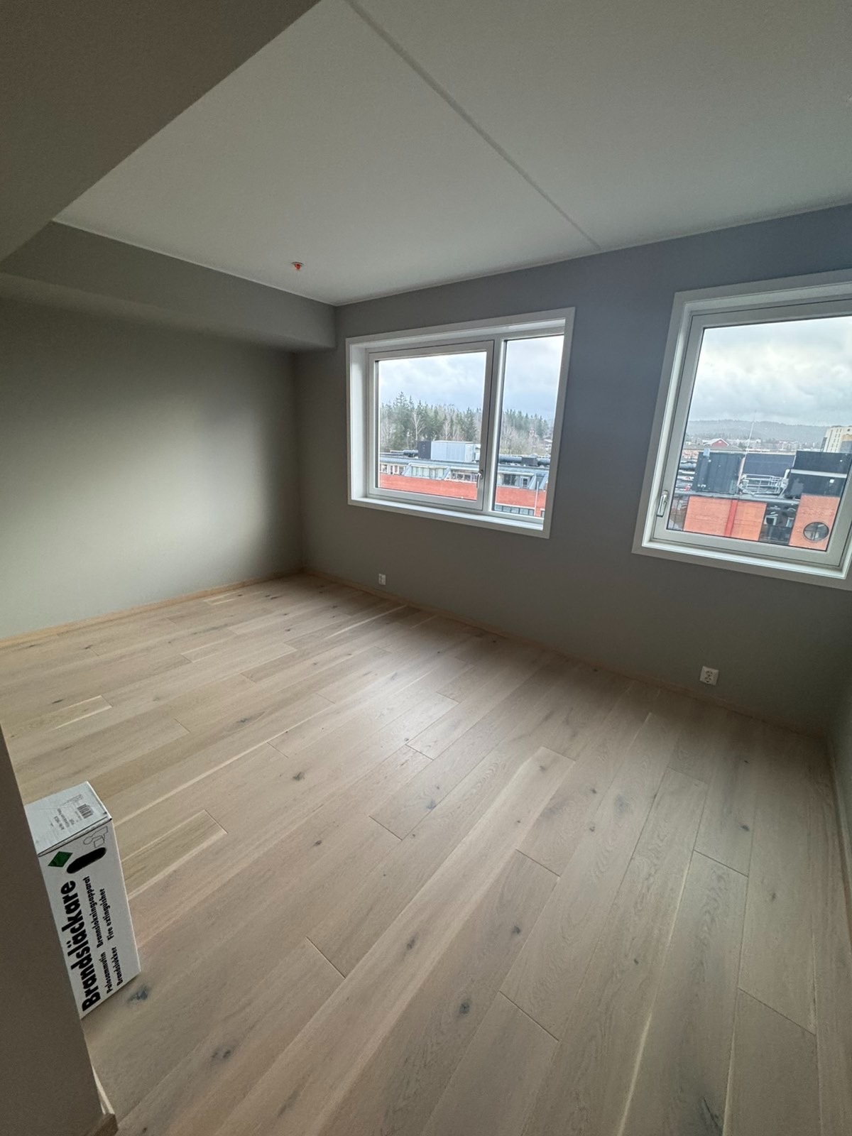 Hoved- soverom 1;
Hovedsoverom med to store vindusflater som gir en luftig romfølelse.